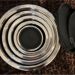 Viking metal bowl set with lids and silicone bottoms of the bowls for nonslip.